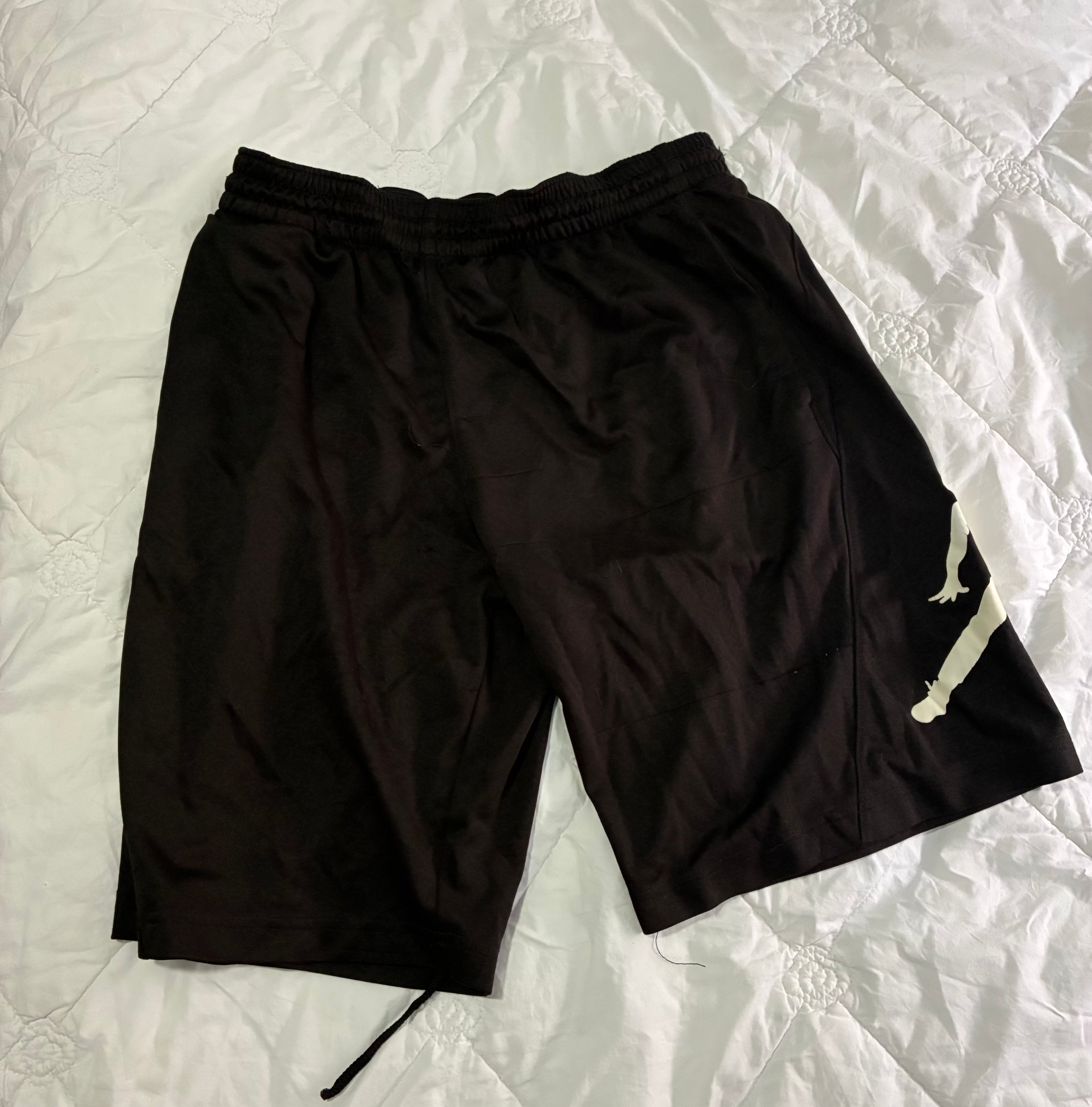 Jordan Athletic Shorts – Men’s Size XL, Comfortable & Stylish