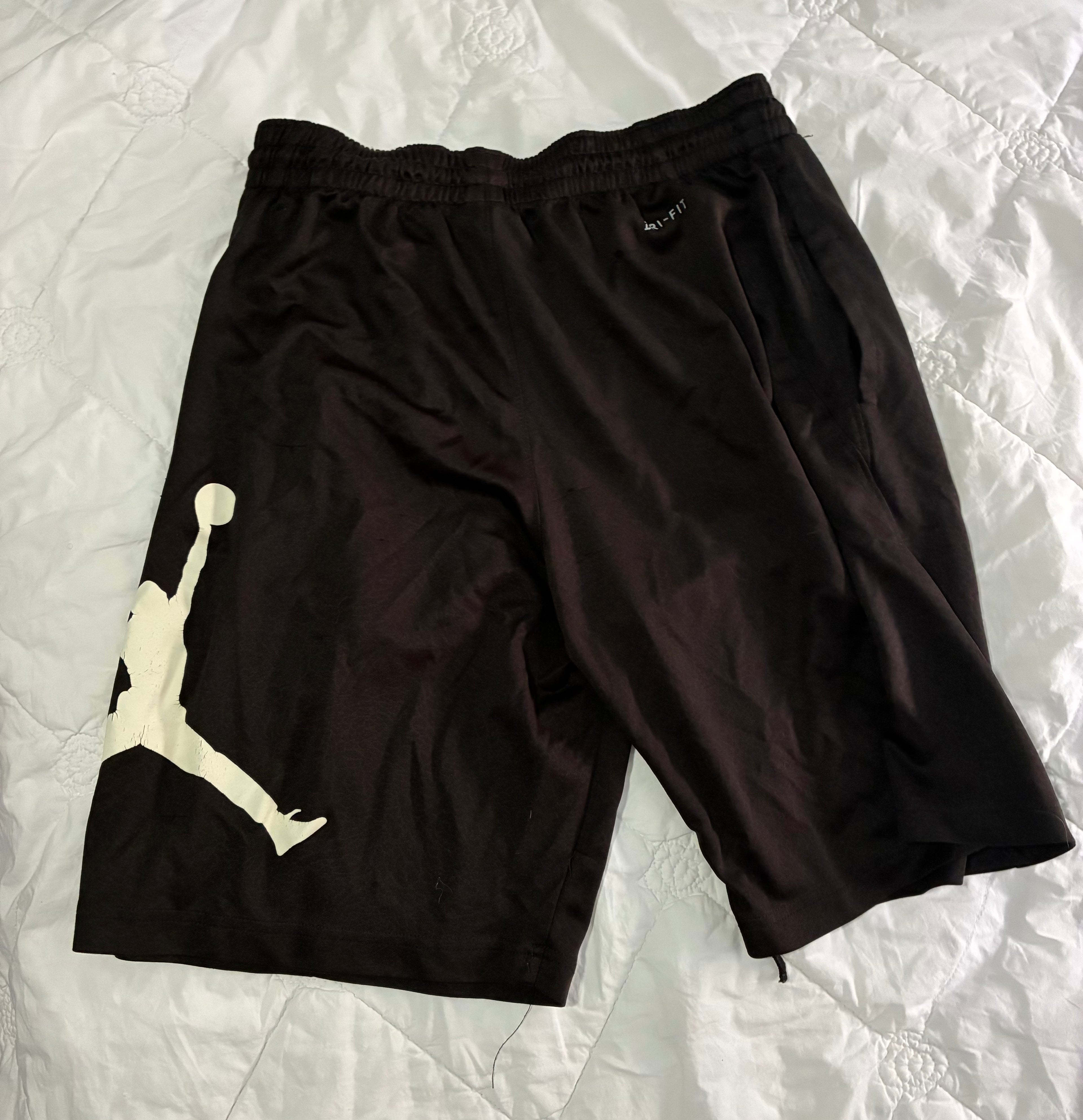 Jordan Athletic Shorts – Men’s Size XL, Comfortable & Stylish